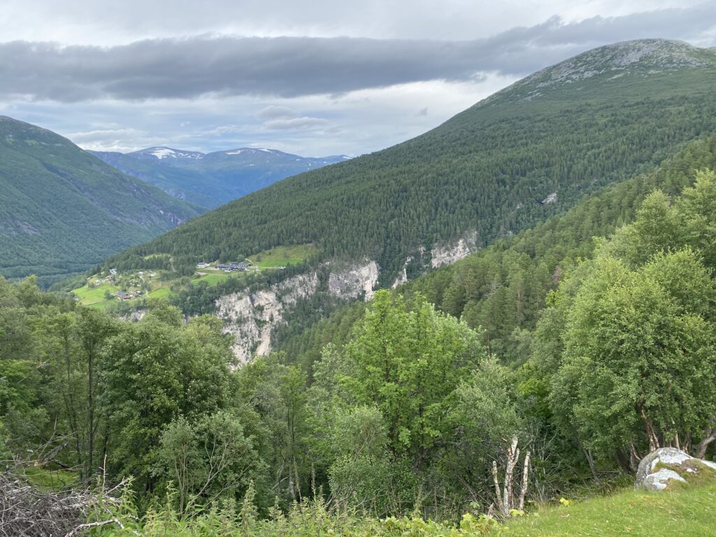 værvindu mens vi kjørte sørover fra Berkåk, og vi svingte av i Oppdal og kjørte til Gjøra camping i Sunndalen. Vi ville se Åmotan.